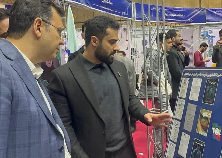 بازدید معاون فرهنگی وزارت علوم از غرفه اتحادیه انجمن‌های علمی دانشجویی علوم سیاسی ایران